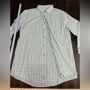Nice Fall color! Green/white check men’s button up shirt XL